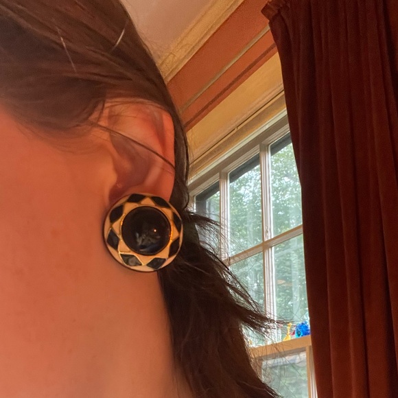 Adorable vintage 80s gold clip on chunky earrings with black and white enamel - Picture 3 of 3
